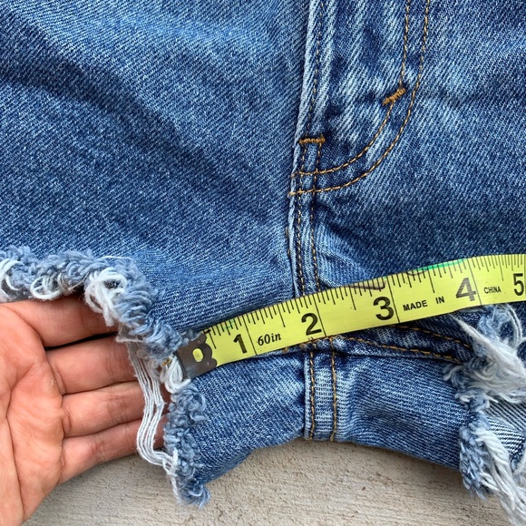 Levi’s • Vintage Mid waisted Cutoffs. Size 25/0/2 - Picture 5 of 8